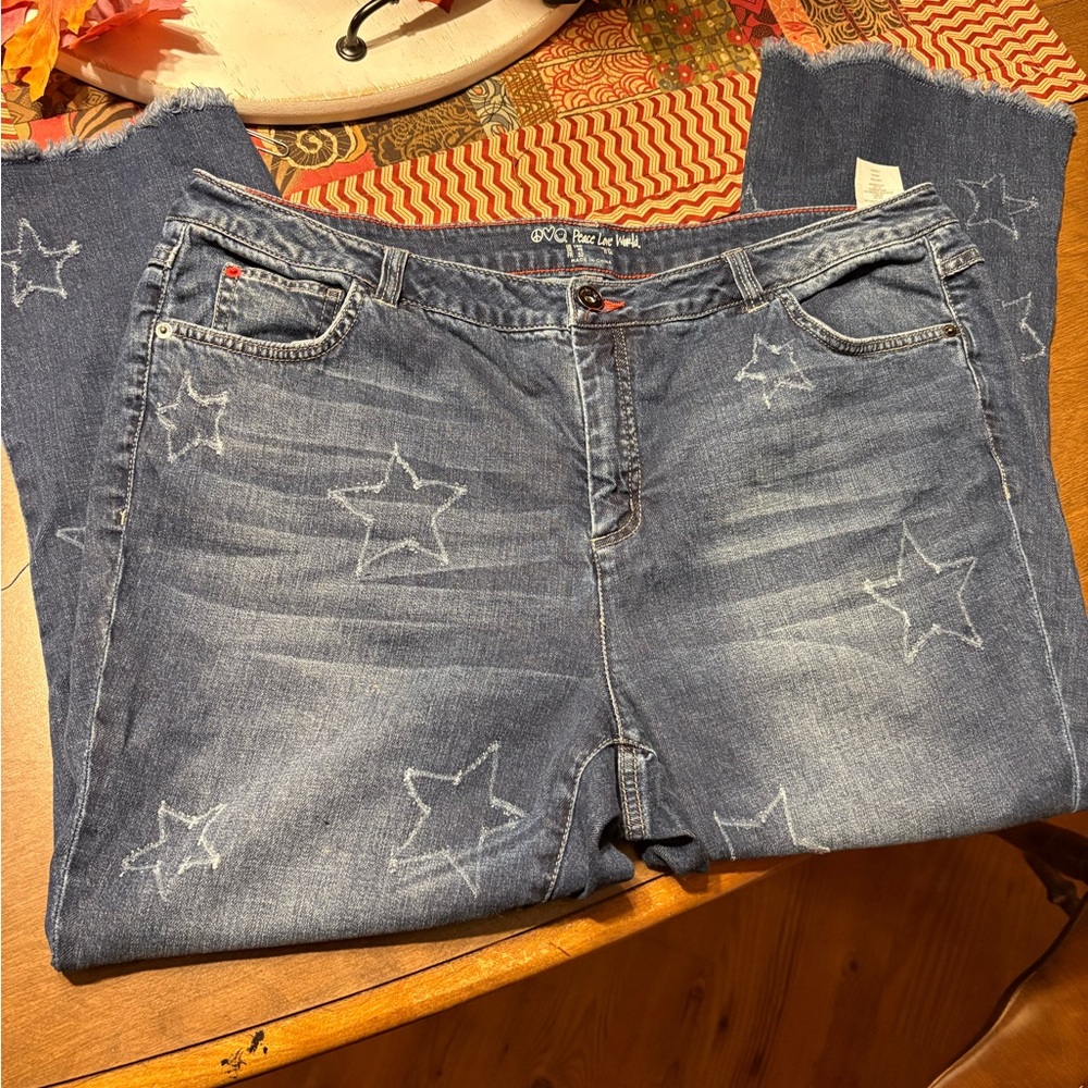 Peace Love World jeans with embroidered Star-detailing - Picture 3 of 8